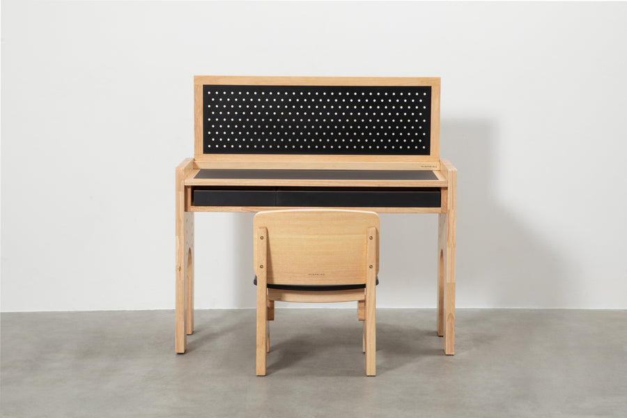 MINORINOのキッズデスク「DESK SET」(option:PEGBOARD)-正面