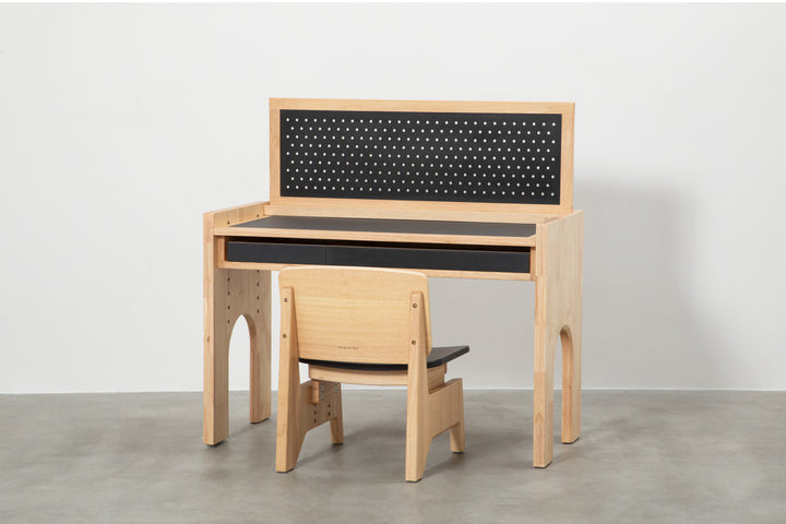 MINORINOのキッズデスク「DESK SET」(option:PEGBOARD)