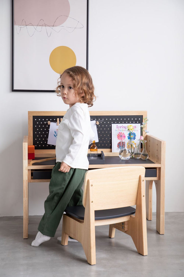 MINORINOのキッズデスクとキッズチェアを使用している写真