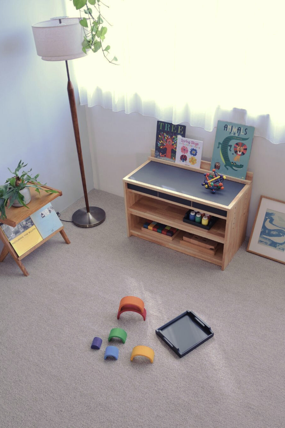 おもちゃ棚や絵本棚として使用できるMINORINOのモンテッソーリ棚（SHELF SET）