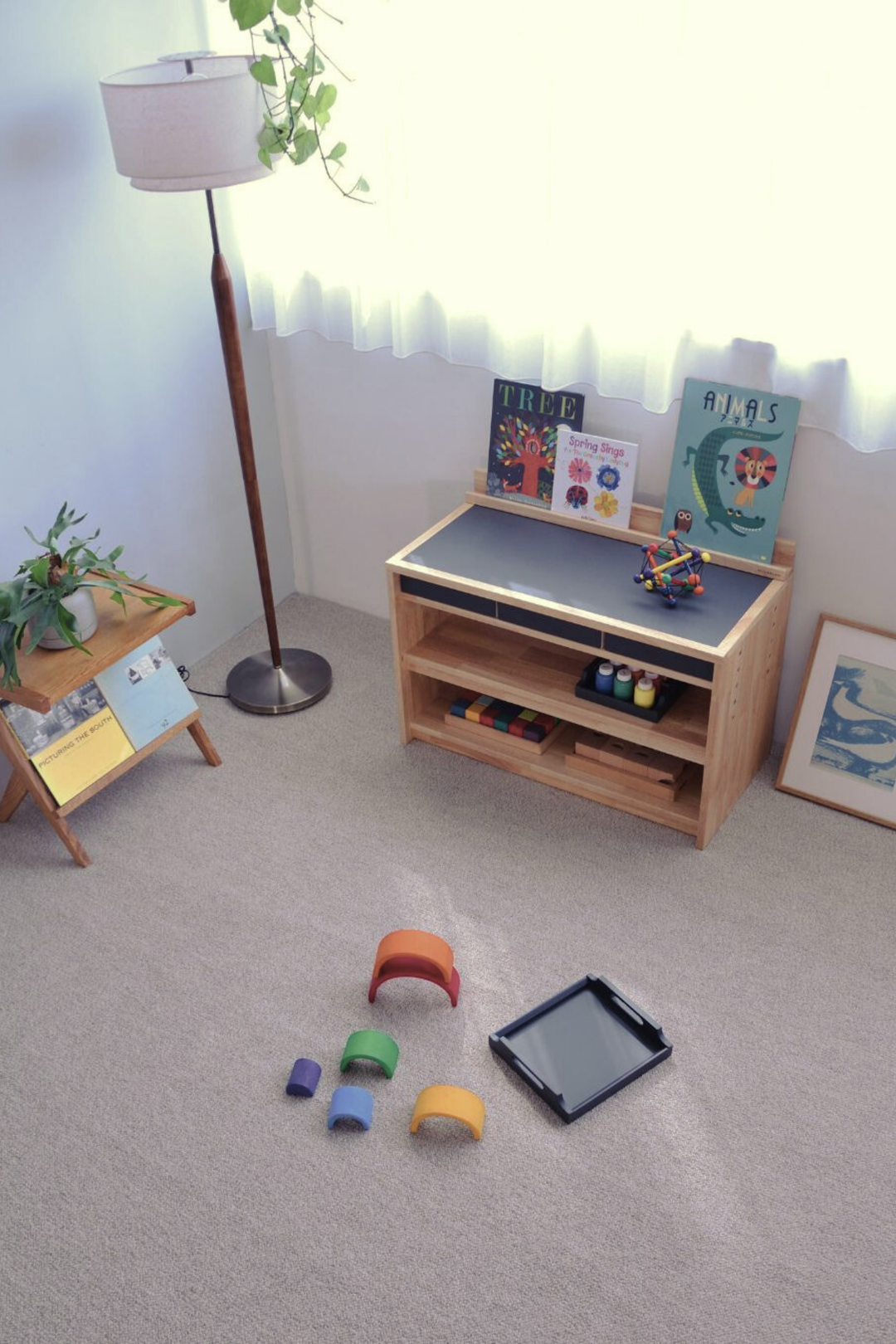 おもちゃ棚や絵本棚として使用できるMINORINOのモンテッソーリ棚（SHELF SET）